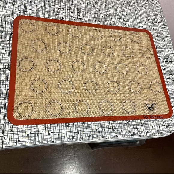 1/2 Sheet Pan Silicone Baking Pad Macarons - Picture 1 of 2